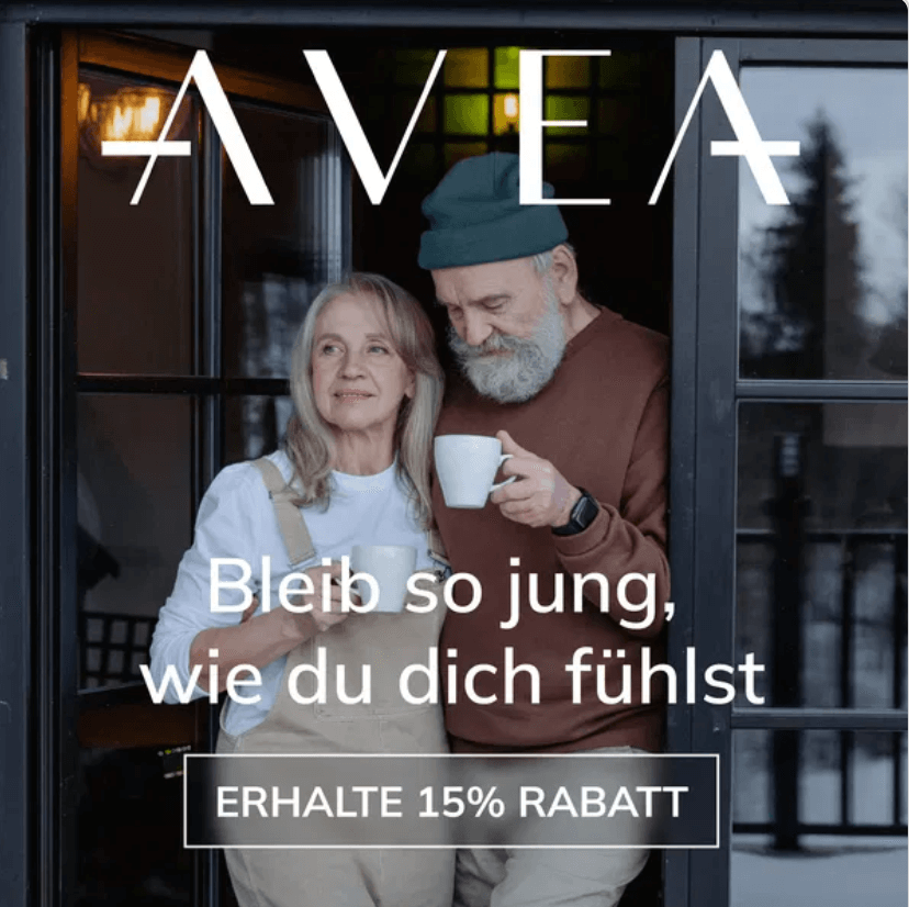 Ein älteres Ehepaar steht lächelnd und mit einem Kaffee in der Hand an einer Tür, auf der AVEA und ein Rabattangebot von 15 % stehen.