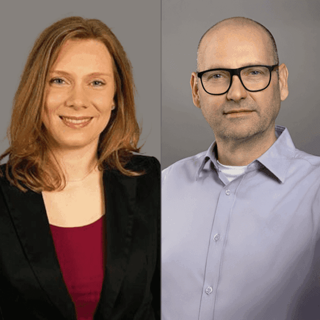 Eine Frau in einem schwarzen Blazer und ein Mann mit Brille und hellem Hemd sind nebeneinander vor einem schlichten Hintergrund abgebildet.