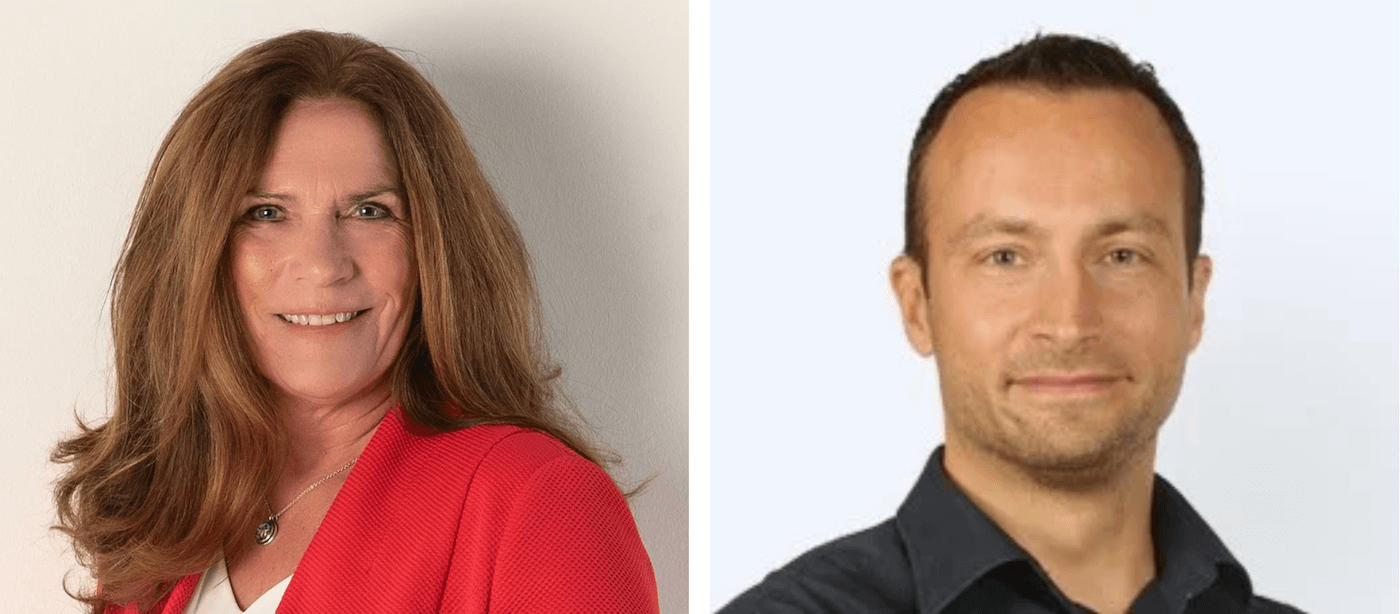 Zwei Personen posieren für Kopfaufnahmen; die Frau links trägt einen roten Blazer, der Mann rechts ein dunkles Hemd.