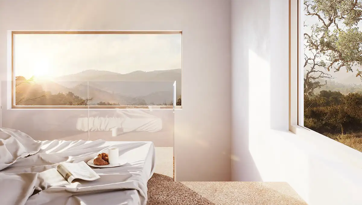Modulares-Wohnprojekt-Portugal-Urban-Cell_schlafzimmerwebp Sonnendurchflutetes, minimalistisches Schlafzimmer mit ungemachtem Bett, offenem Fenster und einem Tablett mit Frühstück, mit Blick auf die Natur draußen.