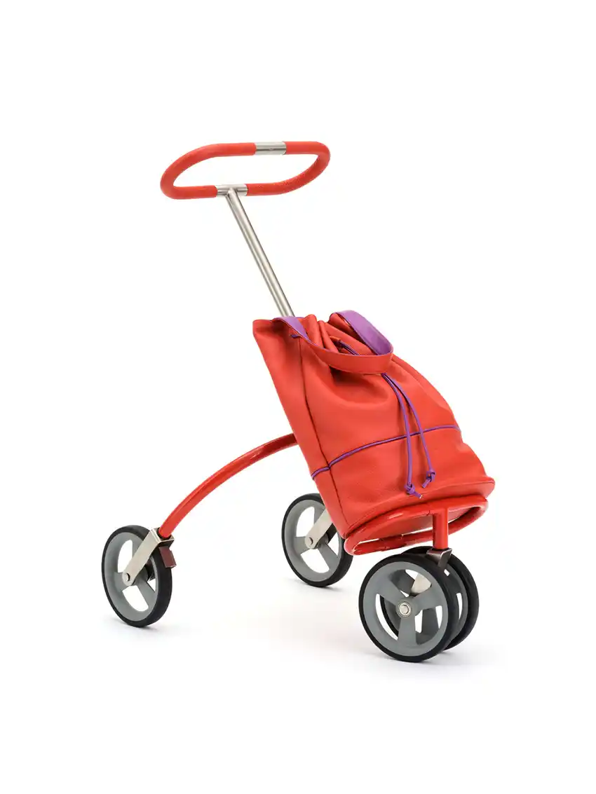 CityCaddy_CCPARIS Ein dreirädriger roter CityCaddy-Einkaufswagen mit Tasche und gebogenem Griff, dargestellt auf weißem Hintergrund.